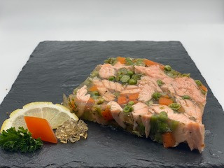 Terrine de saumon en gelée et aux légumes